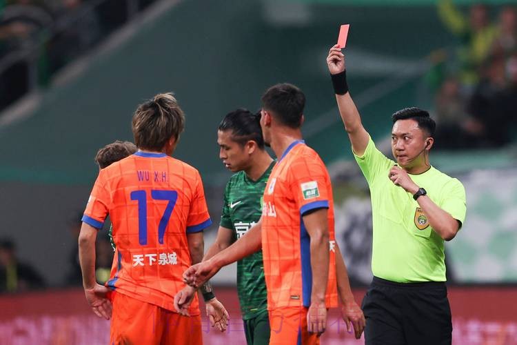 积极探索新的裁判执法技术 中超中甲联赛将引入附加助理裁判